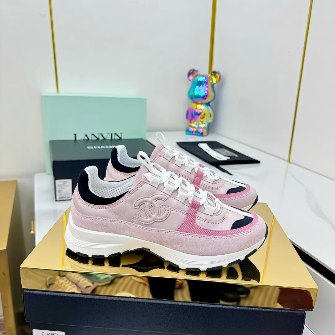👟👟Ex-factory price 600👟👟High quality! ! ! CHANEL Chanel 25A latest thick-soled casual sports shoes. The counter is synchronized. The counter is very popular. It is a shoe that is very difficult to buy. The most popular thick-soled casual shoes on the Internet. As you can imagine, the most popular thick-soled casual shoes can not be missed. It has both good looks and comfort. Simple and versatile. The thick sole increases the height and is super versatile. Whoever wears it will look better. Upper: cowhide stitching. Lining: breathable mesh. Outsole: TPU original outsole. Size: 35-41 👉